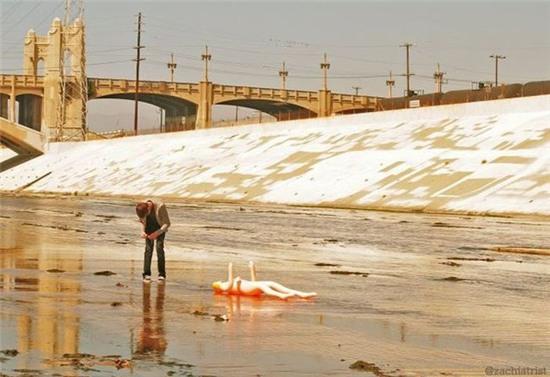 Chờ tí anh cài lại cái áo đã nhé.