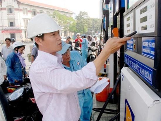 giam 729 dong/lit xang tu 15h chieu nay hinh anh 1