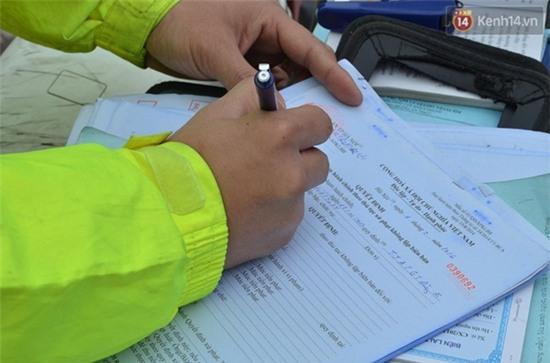 Trong ngày đầu tiên ra quân, Công an TP Hà Nội đã xử lý hơn 100 trường hợp người đi bộ vi phạm. Ảnh: Định Nguyễn.