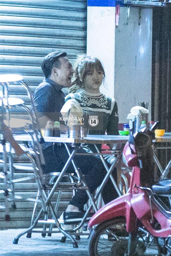 Hậu chia tay Tiến Đạt, Hari Won bị bắt gặp say đắm hôn Trấn Thành giữa đêm khuya - Ảnh 13.