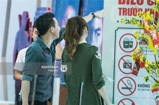 Hậu chia tay Tiến Đạt, Hari Won bị bắt gặp say đắm hôn Trấn Thành giữa đêm khuya - Ảnh 9.