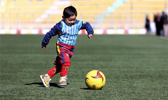 fan-nhi-cua-messi-mac-ao-nilon-hon-nhien-chay-nhay