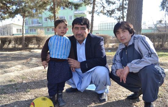 fan-nhi-cua-messi-mac-ao-nilon-hon-nhien-chay-nhay-10