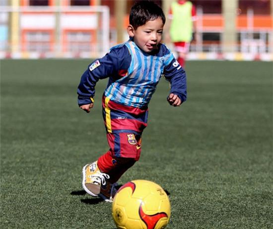 fan-nhi-cua-messi-mac-ao-nilon-hon-nhien-chay-nhay-2