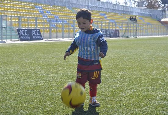 fan-nhi-cua-messi-mac-ao-nilon-hon-nhien-chay-nhay-3