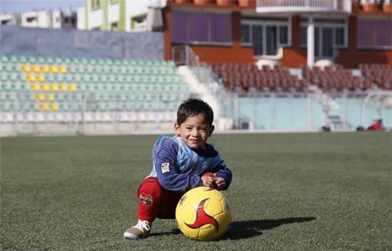 fan-nhi-cua-messi-mac-ao-nilon-hon-nhien-chay-nhay-4