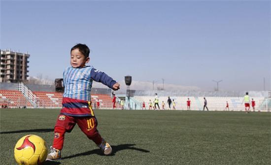 fan-nhi-cua-messi-mac-ao-nilon-hon-nhien-chay-nhay-5