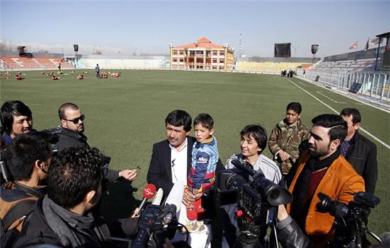 fan-nhi-cua-messi-mac-ao-nilon-hon-nhien-chay-nhay-6