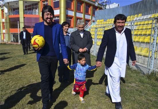 fan-nhi-cua-messi-mac-ao-nilon-hon-nhien-chay-nhay-8