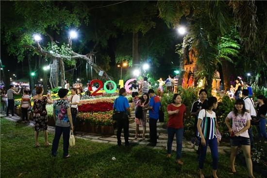 Rộn ràng khai mạc hội hoa xuân Tao Đàn