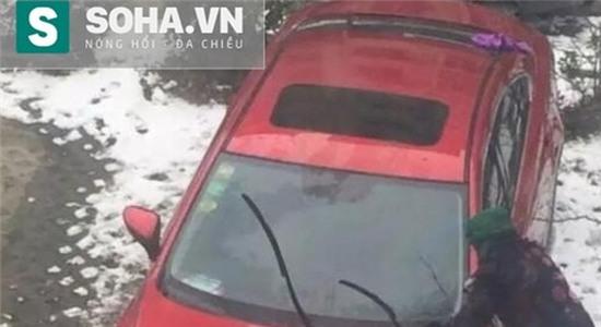 Con gái bắt mẹ lau xe giữa trời lạnh buốt gây phẫn nộ