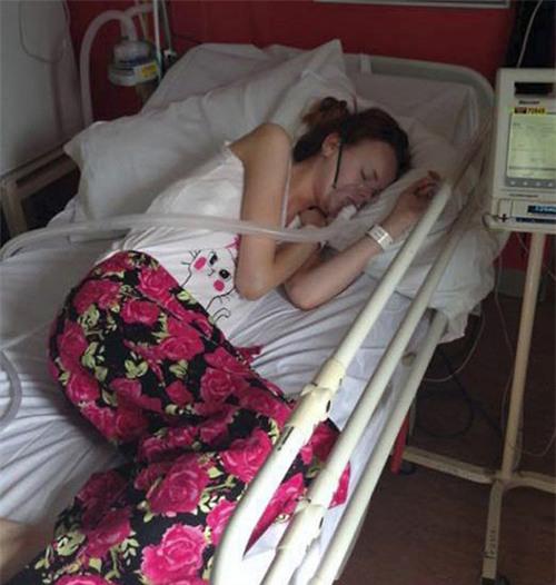 Fan nữ tuổi teen nằm trên giường bệnh, vẫn chờ được cấy ghép phổi.