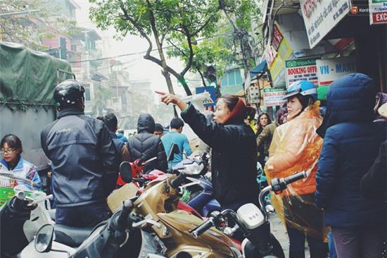 Phố Hàng Bông tắc dài vì người Hà Nội đổ xô xếp hàng chờ mua bánh chưng, giò chả - Ảnh 3.