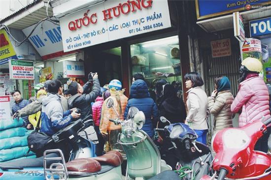 Phố Hàng Bông tắc dài vì người Hà Nội đổ xô xếp hàng chờ mua bánh chưng, giò chả - Ảnh 5.