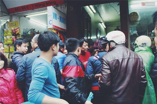 Phố Hàng Bông tắc dài vì người Hà Nội đổ xô xếp hàng chờ mua bánh chưng, giò chả - Ảnh 7.