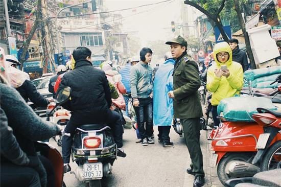 Phố Hàng Bông tắc dài vì người Hà Nội đổ xô xếp hàng chờ mua bánh chưng, giò chả - Ảnh 8.