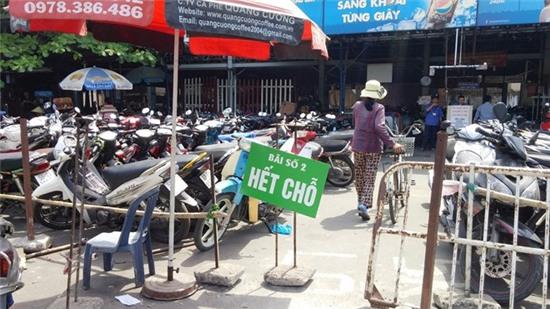 Chặt chém trông xe cho khách về quê ăn Tết