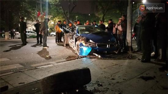 Tai nạn nghiêm trọng ở trung tâm Hà Nội, siêu xe BMW i8 nát bét - Ảnh 3.