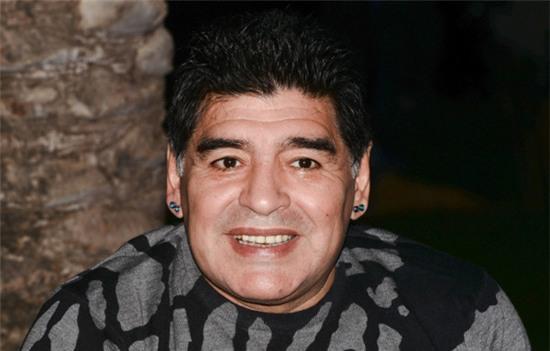 'Cậu bé vàng' gây chú ý với làn da căng bóng