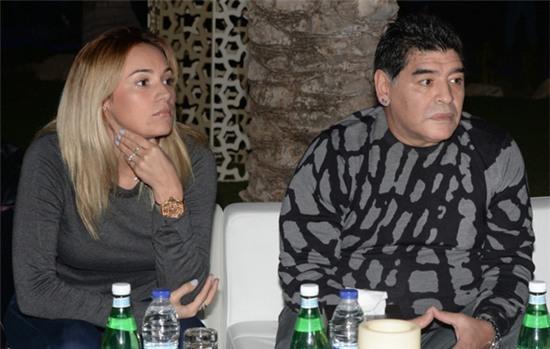 Vì yêu một cô gái trẻ, Maradona