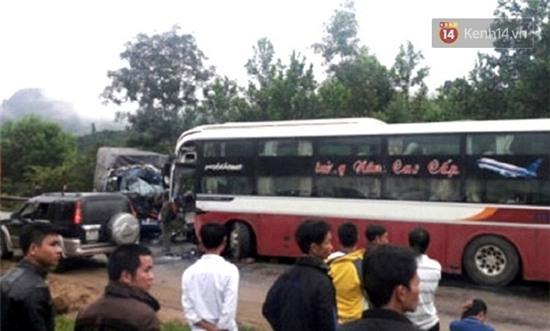 Quảng Nam: Xe tải tông trực diện xe khách, 2 người thương vong - Ảnh 1.
