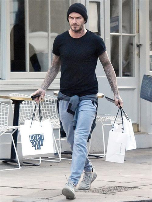 Becks mặc đồ trẻ trung đi mua sắm hôm 2/2.