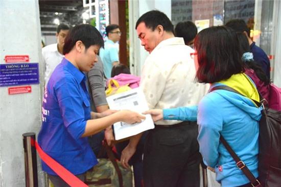 Cò vé lộng hành trước cửa ga Sài Gòn