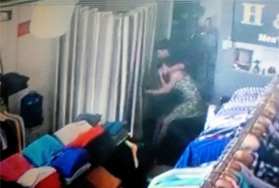 Cướp giữa ban ngày tại cửa hàng thời trang ở Sài Gòn