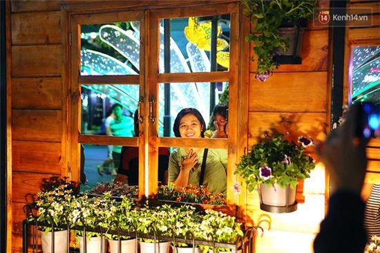 Bà cụ mặc áo thú bông mưu sinh giữa trời nóng trong ngày khai mạc đường hoa Nguyễn Huệ - Ảnh 10.