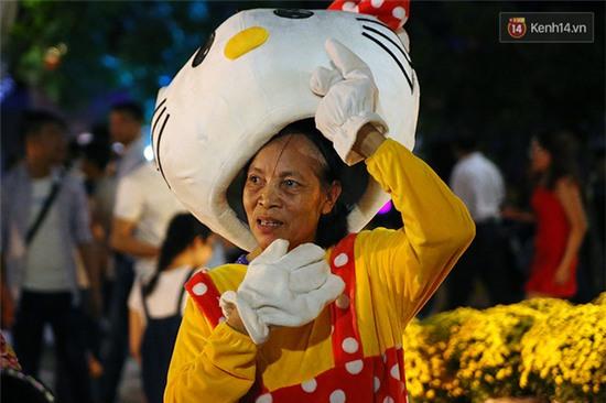 Bà cụ mặc áo thú bông mưu sinh giữa trời nóng trong ngày khai mạc đường hoa Nguyễn Huệ - Ảnh 7.