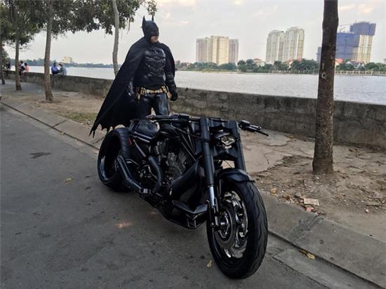 Chàng trai Việt Nam đầu tư cả bộ Batman, xuống phố chơi Tết - Ảnh 2.