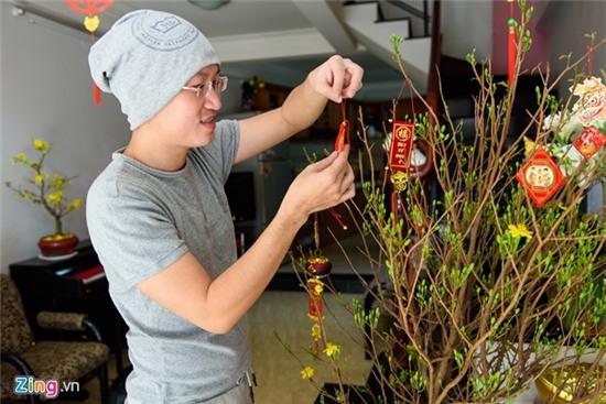 Sỹ Luân trang trí nhà cửa, phụ mẹ nấu nướng đón Giao thừa