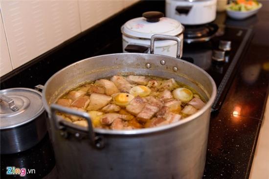 Sỹ Luân trang trí nhà cửa, phụ mẹ nấu nướng đón Giao thừa