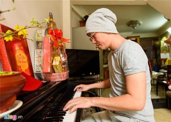 Sỹ Luân trang trí nhà cửa, phụ mẹ nấu nướng đón Giao thừa