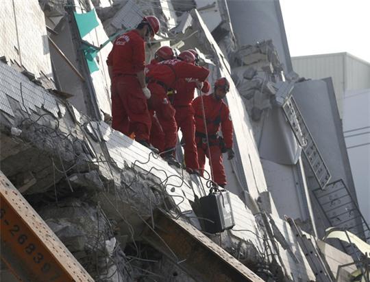  Lực lượng cứu hộ tại đống đổ nát của tòa nhà Wei-guan Golden Dragon 17 tầng hôm 7-2. Ảnh: Reuters 