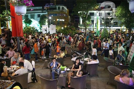 Hàng nghìn người dân đổ ra đường xem pháo hoa đón giao thừa năm Bính Thân