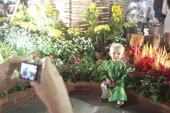 Đường phố tràn ngập không khí lễ hội chờ đón giao thừa Tết Bính Thân