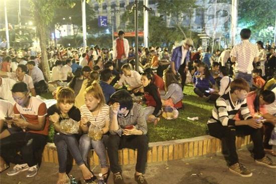 Đường phố tràn ngập không khí lễ hội chờ đón giao thừa Tết Bính Thân