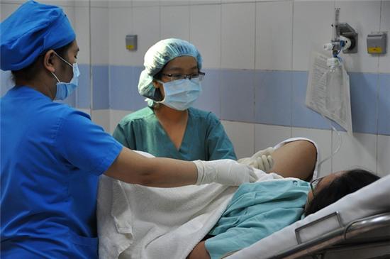 Em bé chào đời vào thời khắc đầu tiên năm Bính Thân