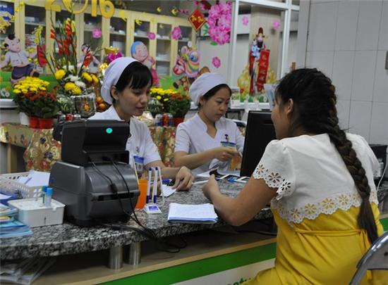 Em bé chào đời vào thời khắc đầu tiên năm Bính Thân