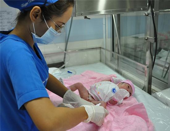 Em bé chào đời vào thời khắc đầu tiên năm Bính Thân