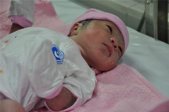 Em bé chào đời vào thời khắc đầu tiên năm Bính Thân