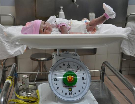 Em bé chào đời vào thời khắc đầu tiên năm Bính Thân