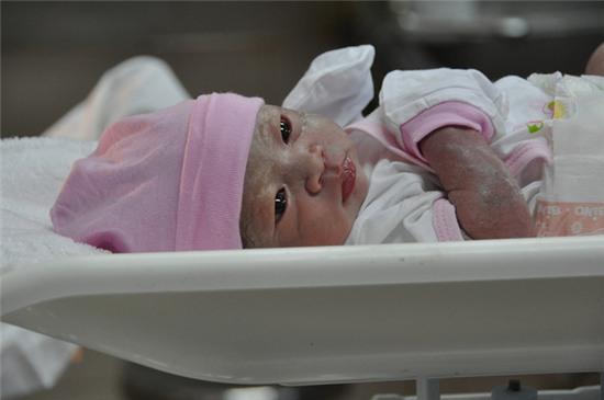Em bé chào đời vào thời khắc đầu tiên năm Bính Thân
