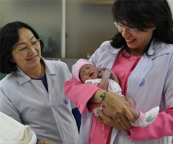 Em bé chào đời vào thời khắc đầu tiên năm Bính Thân