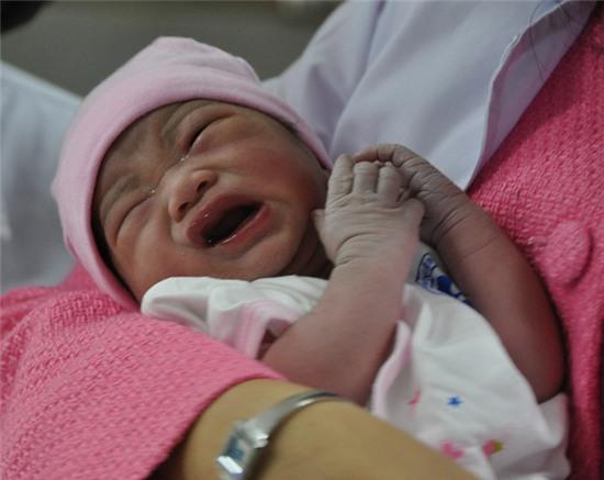 Em bé chào đời vào thời khắc đầu tiên năm Bính Thân