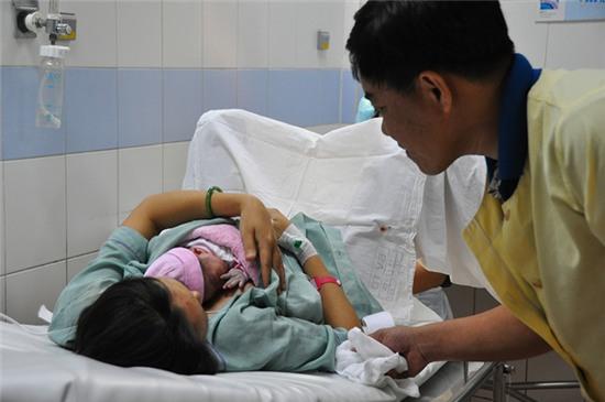 Em bé chào đời vào thời khắc đầu tiên năm Bính Thân