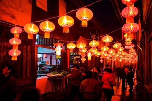 Giống như ở Việt Nam, người Trung Quốc đón Tết rất linh đình.