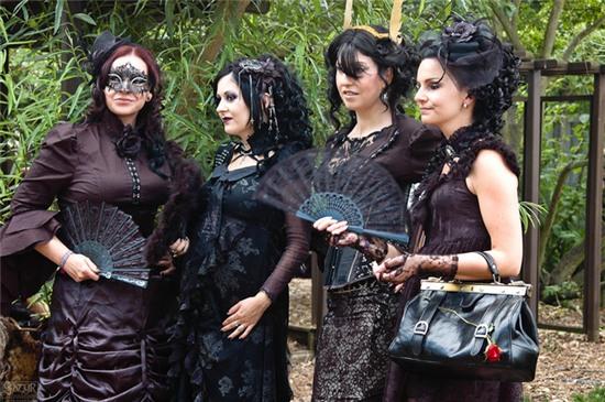 Những trang phục kỳ quái được sử dụng trong dịp lễ hội