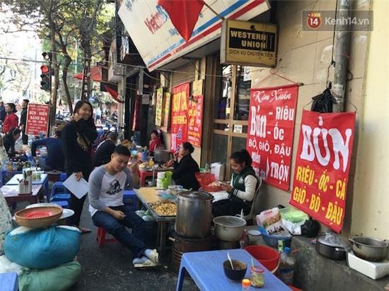 Tết này Người Hà Nội tha hồ ăn hàng ở phố cổ mà không hề bị chặt chém - Ảnh 3.